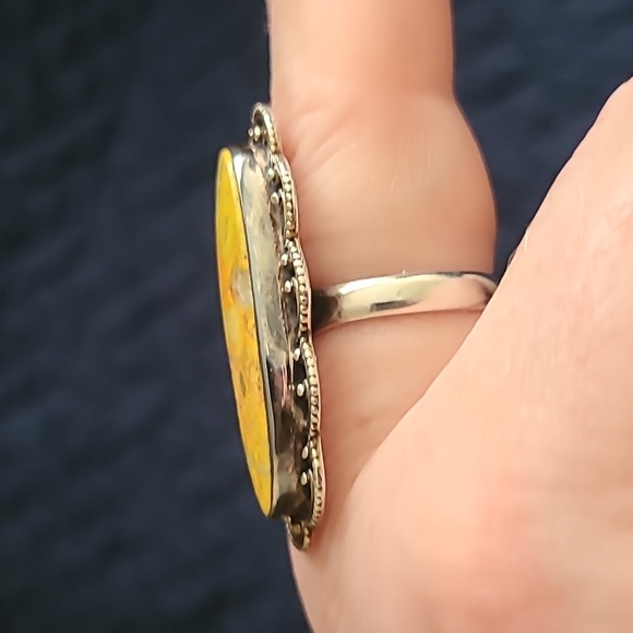 Bumble Bee Ring - Picture 3 of 4